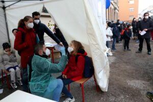 SCUOLA, PUNTO TAMPONI AL THOUAR GONZAGA DI MILANO TAMPONE COVID-19 CORONAVIRUS BAMBINO BAMBINI...