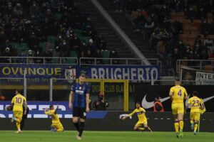 MILANO – Un punto a testa per Inter e Fiorentina, ma i nerazzurri masticano amaro: Dumfries ha...