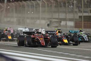 Doppietta Ferrari in Bahrain, Leclerc vince davanti a Sainz