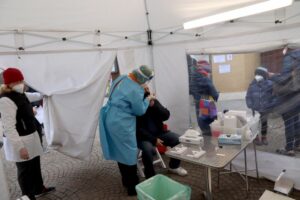 BAMBINI ED ADULTI IN FARMACIA PER SOTTOPORSI A TAMPONI RAPIDI TAMPONE INFERMIERE MEDICO ROMA...