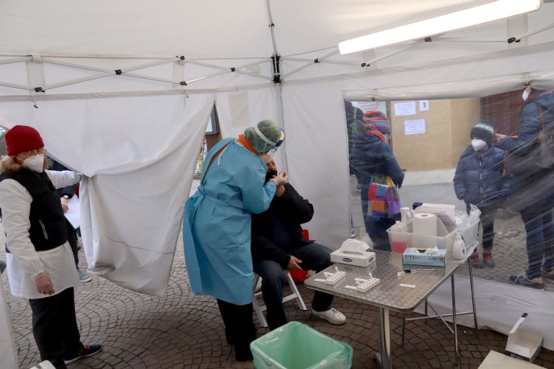 BAMBINI ED ADULTI IN FARMACIA PER SOTTOPORSI A TAMPONI RAPIDI TAMPONE INFERMIERE MEDICO ROMA...