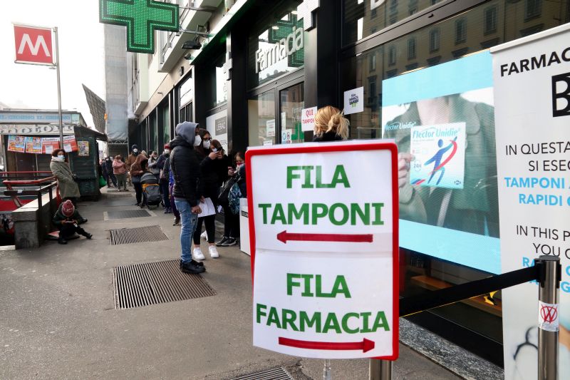 FARMACIA CODA DI BAMBINI E ADULTI PER SOTTOPORSI A TAMPONI TAMPONE FILE FILA ROMA -Secondo il...