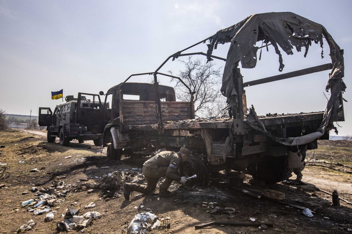 GUERRA IN UCRAINA REGIONE DI MYKOLAIV SOLDATI UCRAINI RECUPERANO PEZZI DI RICAMBIO DA VEICOLI RUSSI...