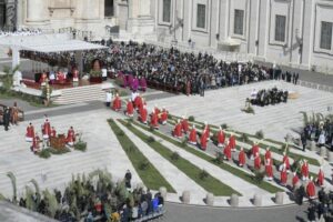 Papa Francesco in Piazza San Pietro per messa della Domenica delle Palme