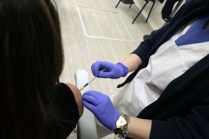 Modena. Persone che hanno scelto di vaccinarsi contro il Covid con il vaccino Novavax all' hub di...