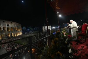 Papa Francesco alla Via Crucis “Dio disarma la mano di chi uccide”