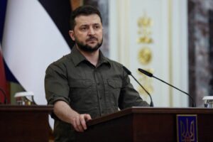 Ucraina, Zelensky “La ricostruiremo, combattiamo per la libertà”