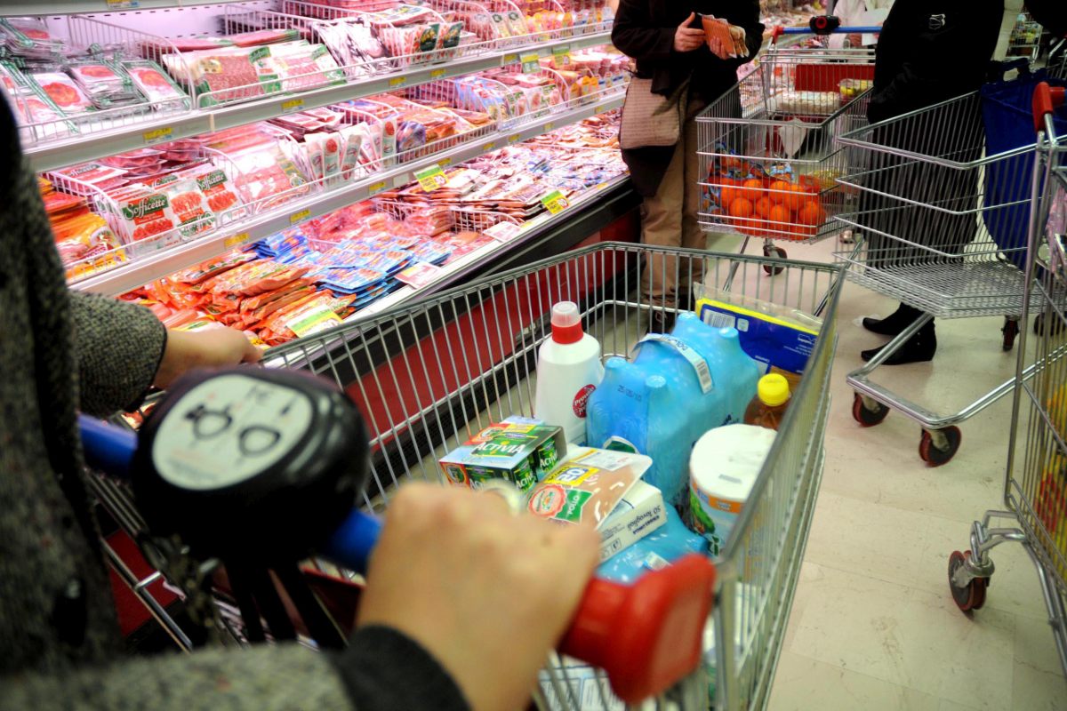 Milano-Crisi economica e aumento del costo della vita ( - 2016-11-23, Rich / ipa-agency.net) p.s. la...