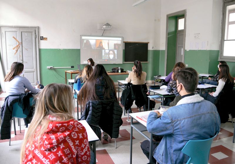 MILANO - PRIMO GIORNO DI SCUOLA DOPO VACANZE ALL' ISTITUTO AGNESI, MASCHERINE, COVID 19 (MILANO...