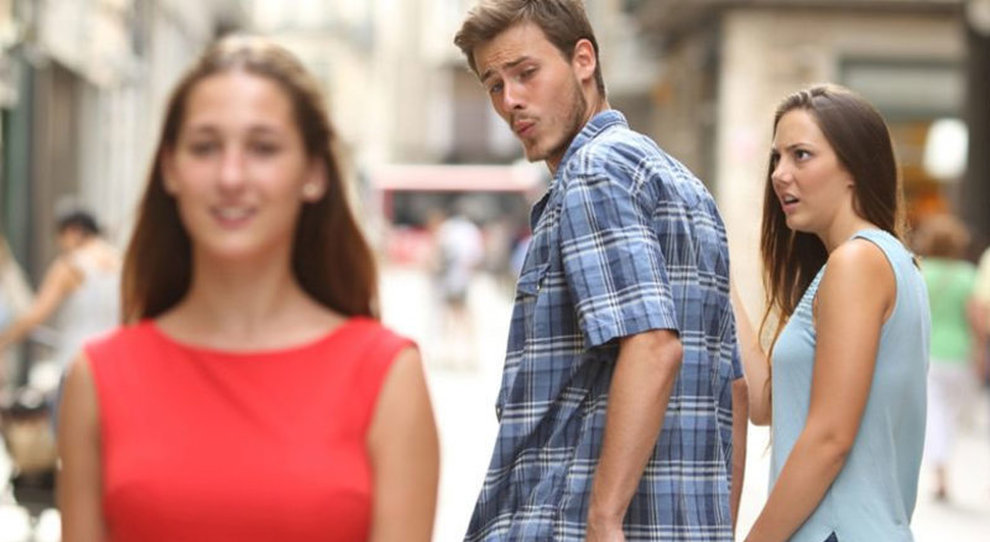 4001228_1231_meme_fidanzato_distratto_sessista_svezia