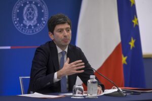 Covid, Speranza “La pandemia non è conclusa, serve cautela”