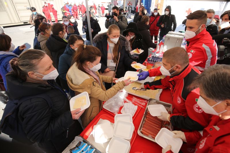 EMERGENZA UCRAINA, ARRIVATA LA MISSIONE DI EVACUAZIONE DA LEOPOLI DI CIVILI DELLA CROCE ROSSA...
