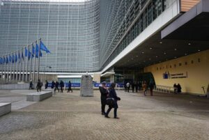 Commissione Ue taglia stime di crescita, Pil 2022 al 2,7%