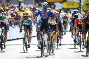 Philipsen vince la 15^ tappa del Tour davanti a Van Aert