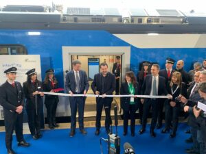 Il nuovo treno ibrido Intercity collega Reggio Calabria a Taranto
