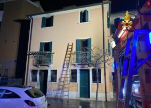 Tre persone trovate morte in un’abitazione a Chioggia a causa di un incendio