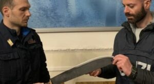 Baby Touchè, trapper di Padova, perquisito mentre utilizza armi da fuoco in un video musicale