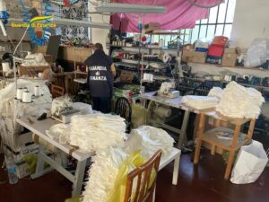 Due laboratori tessili sequestrati nel trevigiano per l’impiego di lavoratori “in nero”