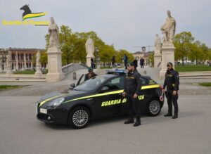 Nel caso di Padova, 2,4 milioni di articoli per negozi e 10mila abiti sono stati sequestrati.