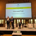 Premio Odone a Toti per il suo impegno nello sviluppo del territorio: un ricordo dovuto