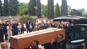 Funerali del celebre stilista a Firenze: Cavalli, un addio commovente