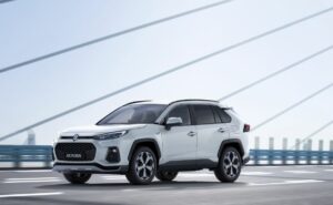 Suzuki ha presentato l'aggiornamento della sua ammiraglia elettrica e ibrida, l'Across Plug-in...