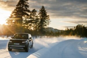 Esperimento su Range Rover a temperature estreme: test sulla versione full electric.