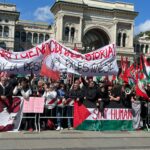 Piazza Duomo a Milano piena di manifestanti pro Palestina per il 25 Aprile