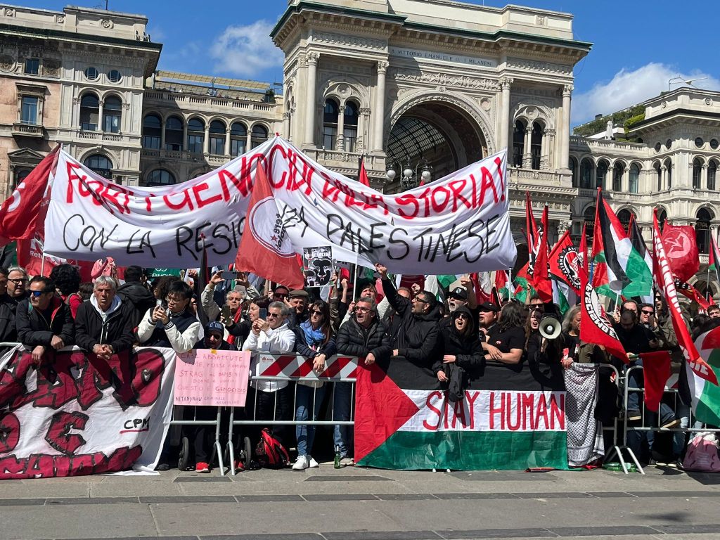 A Milano, in occasione del 25 aprile, Piazza Duomo si è riempita di attivisti filo-palestinesi...