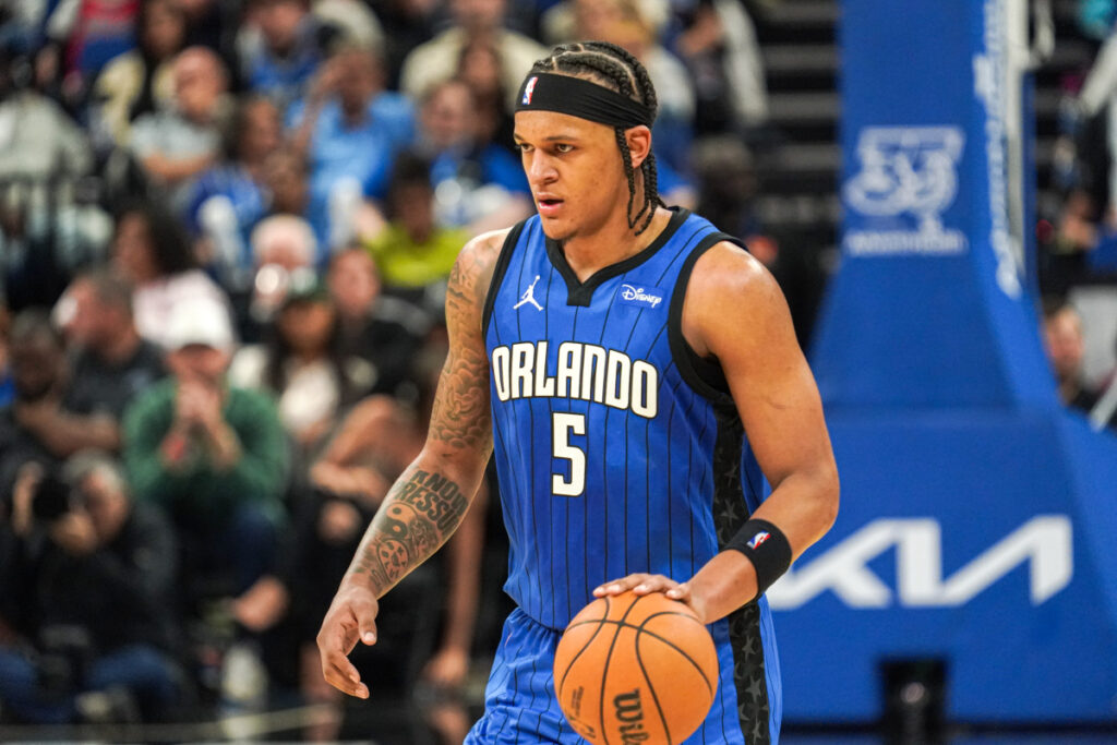 Il 1 aprile 2024, a Orlando, Florida, USA, Paolo Banchero, numero 5 degli Orlando Magic, avanza di...