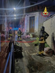 Parabiago: Incendio in un condominio, i Vigili del Fuoco salvano persone fuggite sul tetto