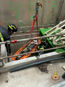 Grave incidente a Milano: operaio cade da un cavedio alto 10 metri.