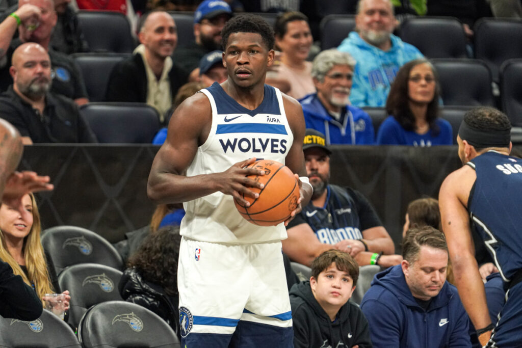 Il 9 gennaio 2024 a Orlando, in Florida, il giocatore della guardia dei Minnesota Timberwolves...