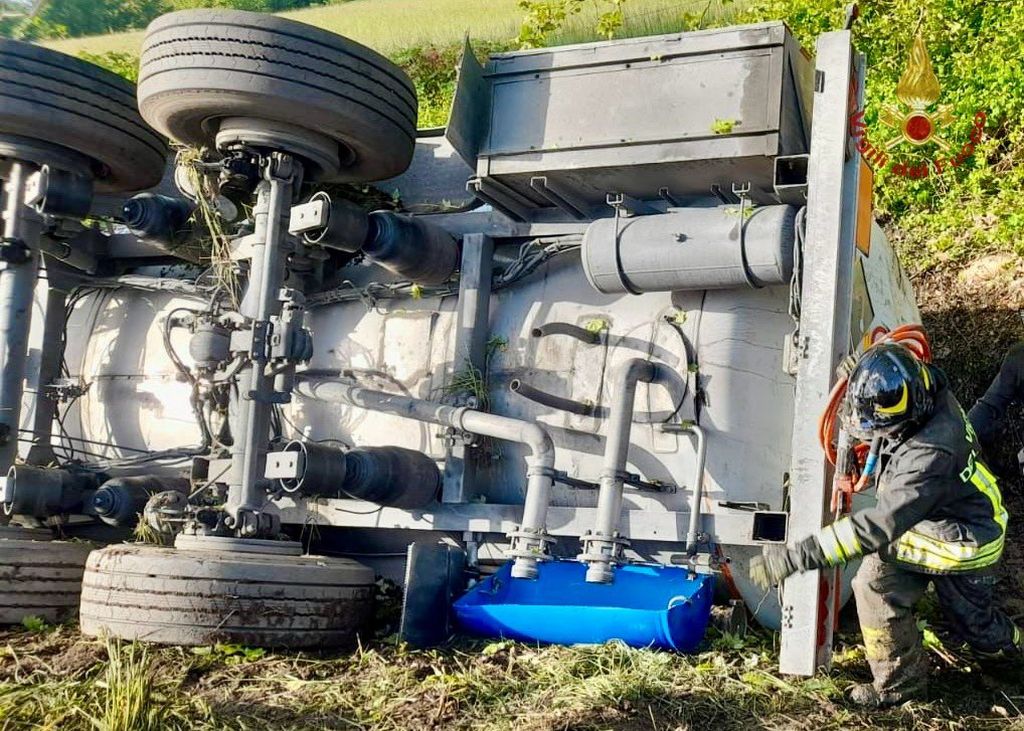 A Bergamo, una situazione di emergenza si è verificata quando una autocisterna carica di 270...