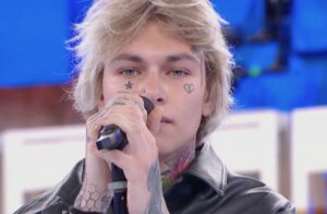 Amici 2024: Ayle e Lucia Ferrari sono la nuova coppia da brivido! Fan entusiasti per i loro baci appassionati!