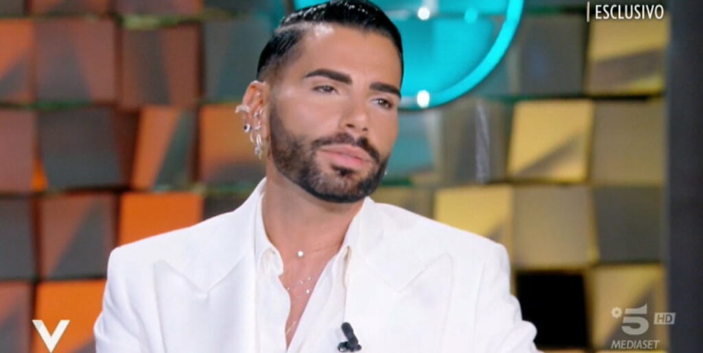 Federico Fashion Style, vittima di aggressione omofoba: aggiornamento sul suo stato di salute / “Schiaffi e pugni per la sua sessualità: nel 2024 non si può ancora tollerare l’omofobia”