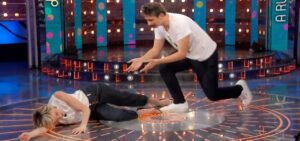 Malore Francesca Fialdini durante Da noi a ruota libera: “Sintomo improvviso, mi cade la testa”. Sketch comico con Fabrizio Biggio.