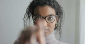 Il giudice interiore è la voce critica e punitiva nella mente di una persona, che può influenzare...