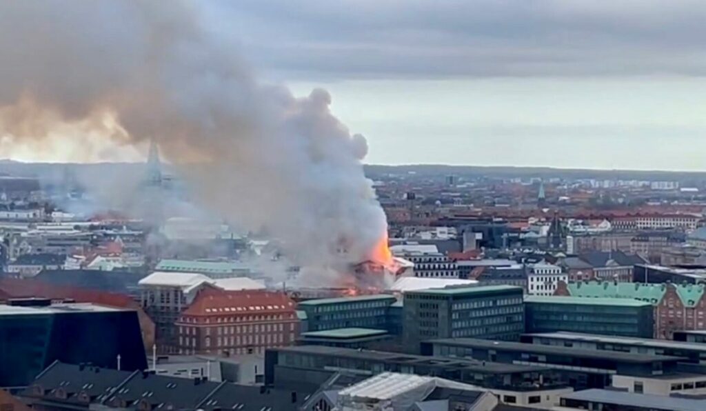 La Borsa di Copenaghen è in fiamme, la guglia crolla