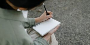 Scopri i benefici della scrittura terapeutica con questi 6 consigli ed esercizi per iniziare