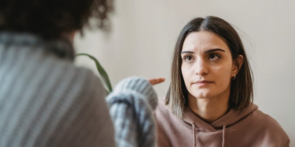 Imparare a smettere di giudicare sé stessi e gli altri: un bene per la mente e l’anima
