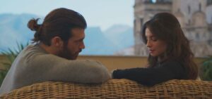 Il bacio tra Can Yaman e Francesca Chillemi suggella il destino di Viola come il mare