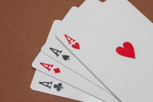 Il conteggio delle carte nel poker è considerato una pratica controversa in quanto comporta...