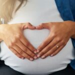 Esiste davvero il “bagliore di gravidanza”? La scienza risponde