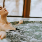 Il tuffo freddo: i vantaggi di immergersi nell’acqua gelida per corpo e mente