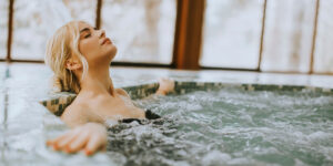 Il tuffo freddo: i vantaggi di immergersi nell’acqua gelida per corpo e mente
