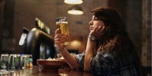 Drunkoressia: quando vomitare per bere alcol a digiuno va oltre l’alcolismo