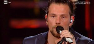 Chi è Enrico Nigiotti: Il significato dietro il nuovo singolo ‘Occhi Grandi’