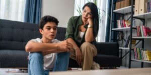 Perché gli adolescenti non ascoltano: le emozioni dietro le parole dei genitori