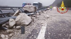 Una frana ha bloccato entrambe le carreggiate dell’autostrada A23, il tratto che va dalla galleria...